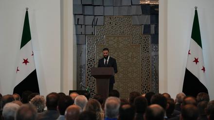 Syriens Übergangspräsident Scharaa stellt eine neue Regierung vor.  