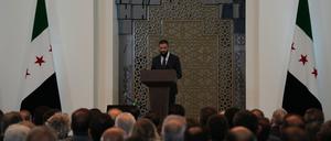 Syriens Übergangspräsident Scharaa stellt eine neue Regierung vor.  
