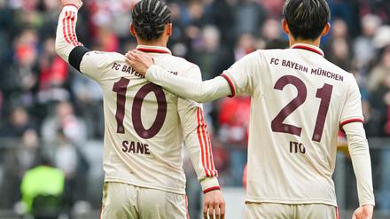 Hiroki Ito (r) musste verletzt vom Feld.