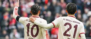 Hiroki Ito (r) musste verletzt vom Feld.
