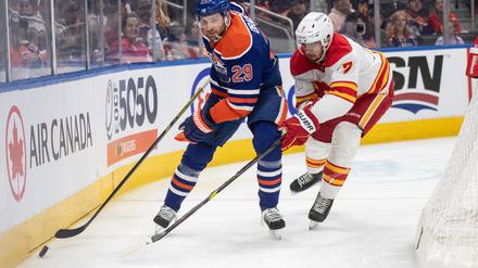 Leon Draisaitl (l.) bereitete zum 53. Mal in dieser Saison einen Treffer der Oilers vor.