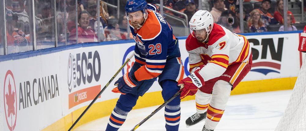 Leon Draisaitl (l.) bereitete zum 53. Mal in dieser Saison einen Treffer der Oilers vor.