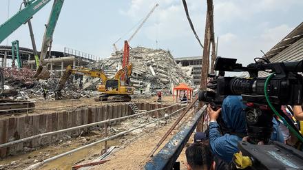 Die Suche nach Vermissten konzentriert sich in Bangkok auf den eingestürzten Hochhaus-Rohbau.