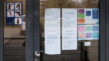 Am Eingang des Dublin-Zentrums in Hamburg-Rahlstedt hängen Informationsblätter, unter anderem zu den Sprechstunden der kostenlosen Asylverfahrensberatung. zu sehen. Die sogenannten Dublin-Regeln legen fest, in welchem europäischen Land ein Asylbewerber seinen Antrag auf Schutz stellen darf. (Archivfoto)