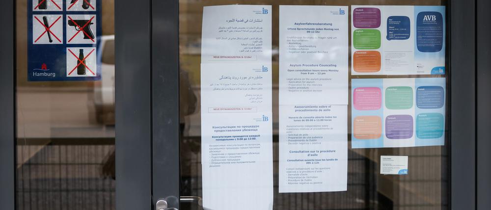 Am Eingang des Dublin-Zentrums in Hamburg-Rahlstedt hängen Informationsblätter, unter anderem zu den Sprechstunden der kostenlosen Asylverfahrensberatung. zu sehen. Die sogenannten Dublin-Regeln legen fest, in welchem europäischen Land ein Asylbewerber seinen Antrag auf Schutz stellen darf. (Archivfoto)