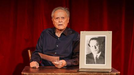 Der Schauspieler Bert Oberdorfer, der regelmäßig mit einer Tucholsky-Revue auftritt, ist immer wieder überrascht, wie aktuell die Texte des Journalisten und Satirikers noch sind.  