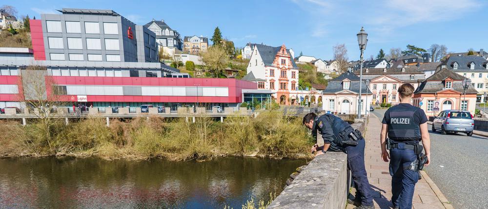 Einsatzkräfte suchen auch am Wochenende nach dem kleinen Jungen.