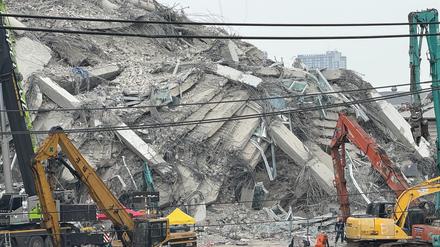 Von dem Rohbau ist nur ein riesiger Berg aus Schutt übrig geblieben.