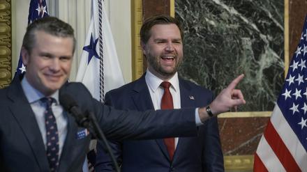 Verteidigungsminister Pete Hegseth und Vizepräsident JD Vance plaudern munter über WhatsApp über Angriffe im Jemen.