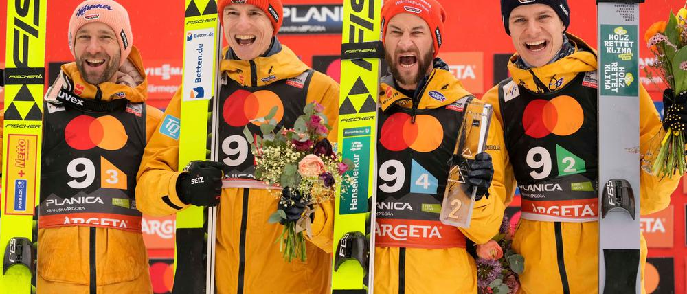 Markus Eisenbichler (2.v.r) schaffte es zum Abschied mit dem Team am Samstag auf das Podest.
