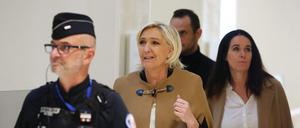 Marine Le Pen beim Betreten des Strafgerichts in Paris im November 2024.