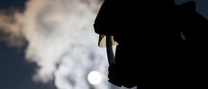 Ein Feuerwehrmann in Atemschutzausrüstung. (Symbolbild)