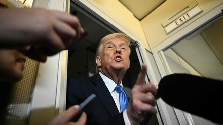 US-Präsident Donald Trump an Board der Air Force One. Das Wochenende verbrachte er erneut in Mar-a-Lago, um Golf zu spielen. 