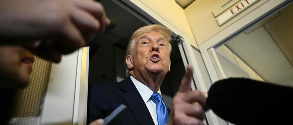 US-Präsident Donald Trump an Board der Air Force One. Das Wochenende verbrachte er erneut in Mar-a-Lago, um Golf zu spielen.
