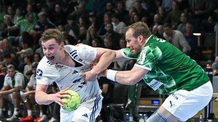 Enges Ding. Sauter (HSV) und Darj (Füchse) im Zweikampf.