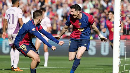 Robert Lewandowski (r) feiert einen Doppelpack.