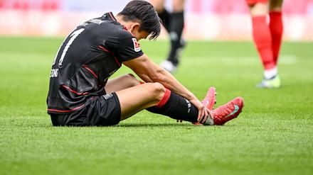  Berlins Wooyeong Jeong sitzt verletzt auf dem Boden.
