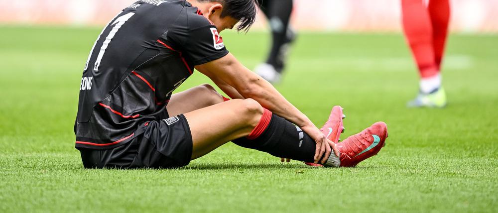  Berlins Wooyeong Jeong sitzt verletzt auf dem Boden.