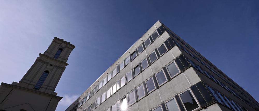 Schwierige Nachbarschaft: Das Rechenzentrum, nebenan der Turm der Garnisonkirche. 