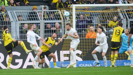 Emre Can lässt die BVB-Fans mit seinem Tor zum 2:0 jubeln.