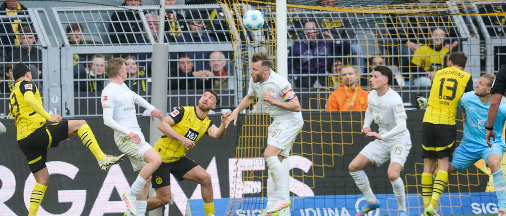 Emre Can lässt die BVB-Fans mit seinem Tor zum 2:0 jubeln.