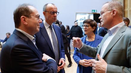 Die Verhandler von Union und SPD am Freitag im Willy-Brandt-Haus: Steuererhöhungen soll es laut Alexander Dobrindt (links) nicht geben.