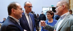 Die Verhandler von Union und SPD am Freitag im Willy-Brandt-Haus: Steuererhöhungen soll es laut Alexander Dobrindt (links) nicht geben.