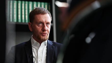 Bei der Bundestagswahl waren die ostdeutschen Flächenländer blau gefärbt. Gibt es bald den ersten AfD-Regierungschef? Was der sächsische Ministerpräsident Michael Kretschmer Schwarz-Rot als Gegenrezept vorschlägt. 