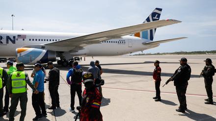 Angehörige der Sicherheitskräfte stehen am 30. März 2025 auf dem internationalen Flughafen Simon Bolivar in Maiquetia, Venezuela.
