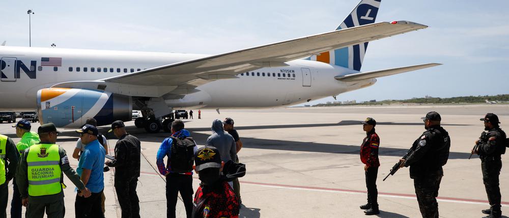 Angehörige der Sicherheitskräfte stehen am 30. März 2025 auf dem internationalen Flughafen Simon Bolivar in Maiquetia, Venezuela.