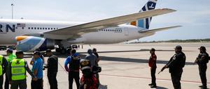 Angehörige der Sicherheitskräfte stehen am 30. März 2025 auf dem internationalen Flughafen Simon Bolivar in Maiquetia, Venezuela.