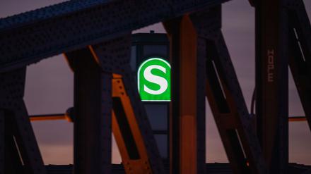 Wegen einer Signalstörung kommt es zu S-Bahn-Einschränkungen in Berlin. (Archivbild)