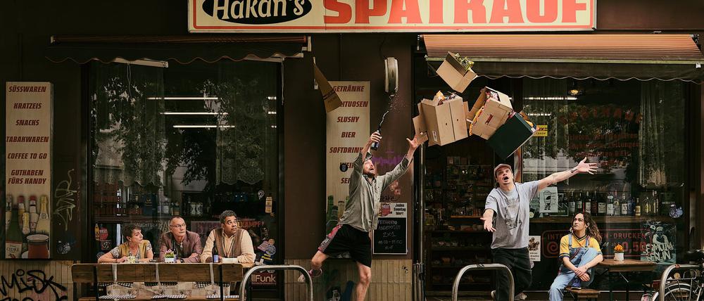 Von links nach rechts: Marianne (Eva Weißenborn), Helmut (Torsten Michaelis), Rashid (Falilou Seck), Konnopke (Alexander Finkenwirth), Fred (Wilson Gonzalez) und Aylin (Gülseren Erkut) stehen vor dem Spätkauf, dem Schauplatz der ZDFneoriginal-Sitcom „Späti“.