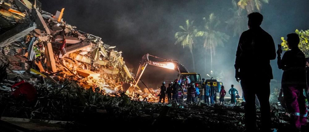Nach einem starken Erdbeben in Mandalay beobachten die Menschen die weiteren Such- und Rettungsmaßnahmen (Symbolbild).