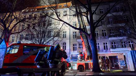 Nach einem Wohnhausbrand in Berlin-Kreuzberg müssen 25 Menschen vorübergehend woanders unterkommen. 