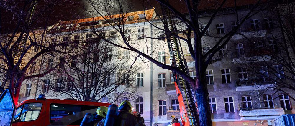 Nach einem Wohnhausbrand in Berlin-Kreuzberg müssen 25 Menschen vorübergehend woanders unterkommen.