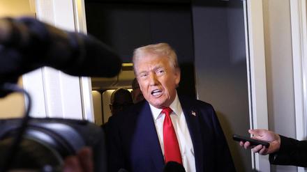 US-Präsident Donald Trump spricht zu Reportern an Bord der Air Force One bei seiner Rückkehr nach Washington.