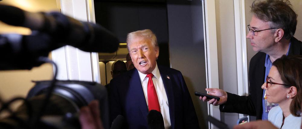 US-Präsident Donald Trump spricht zu Reportern an Bord der Air Force One bei seiner Rückkehr nach Washington.