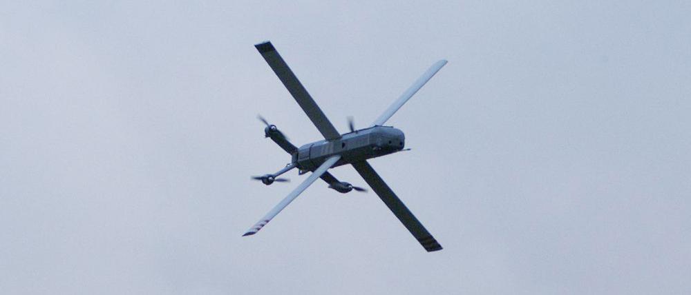 Das deutsche Unternehmen Helsing hat für den Einsatz – zunächst in der Ukraine – die Drohne HX-2 entwickelt, die Künstliche Intelligenz nutzt, um Sprengladungen auf ein vom Soldaten bestätigtes Ziel zu steuern