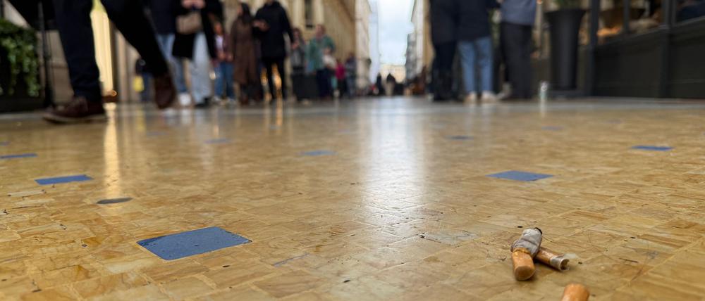 In der Viktor-Emanuel-II.-Galerie, der Einkaufspassage Galleria Vittorio Emanuele II, liegen Zigarettenkippen auf dem Boden.