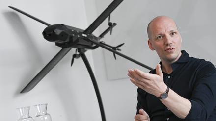 Gundbert Scherf, Mitgründer und Co-CEO von Helsing, steht an einem Modell einer HX-2-Drohne. 