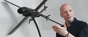Gundbert Scherf, Mitgründer und Co-CEO von Helsing, steht an einem Modell einer HX-2-Drohne. 