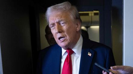 US-Präsident Donald Trump spricht auf dem Rückflug nach Washington zu Pressevertretern.
