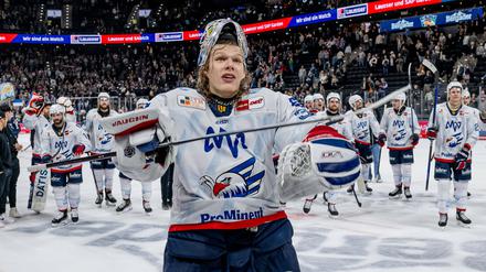 Arno Tiefensee nach der Schlacht. Der Mannheimer Torwart nach dem letzten Spiel in München am Freitag. Die Adler gewannen die Serie 4:2. 