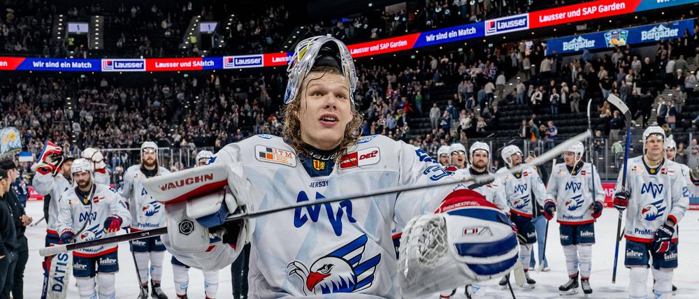 Arno Tiefensee nach der Schlacht. Der Mannheimer Torwart nach dem letzten Spiel in München am Freitag. Die Adler gewannen die Serie 4:2.