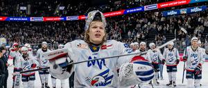 Arno Tiefensee nach der Schlacht. Der Mannheimer Torwart nach dem letzten Spiel in München am Freitag. Die Adler gewannen die Serie 4:2. 