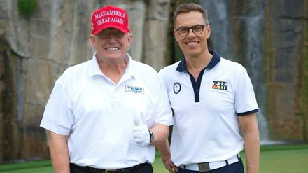 US-Präsident Donald Trump (links) und Finnlands Präsident Alexander Stubb beim Golfspielen.