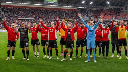 Ausgelassene Stimmung. Unions Spieler feiern nach dem Auswärtssieg in Freiburg mit den mitgereisten Fans.