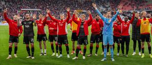 Ausgelassene Stimmung. Unions Spieler feiern nach dem Auswärtssieg in Freiburg mit den mitgereisten Fans.