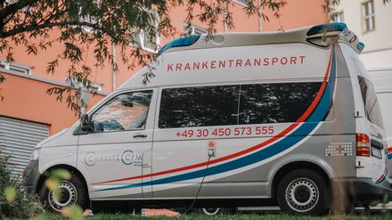 Ein Krankentransporter der Charité-Tochterfirma CFM. Die Kollegen erhalten weniger Lohn als Stammbeschäftigte.